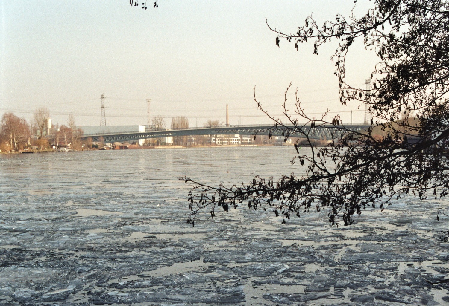 Eis vor der Minna-Todenhagen-Brücke